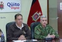 Santiago Guarderas (izq.) solicitó a las Fuerzas Armadas que continúen con los operativos para controlar el orden.