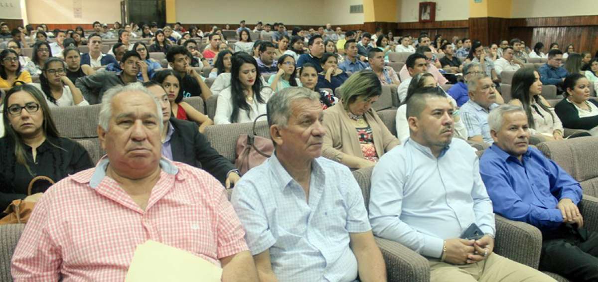 La conferencia, realizada en Portoviejo, recibi&oacute; a m&aacute;s de 300 personas.