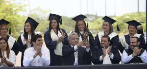 Al final de la ceremonia el presidente Moreno recibi&oacute; una escultura, tallada en madera con incrustaciones de vidrio, como obsequio de los artesanos.