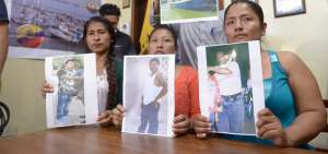 Las c&oacute;nyuges de los pescadores artesanales perdidos pidieron al Gobierno que no se suspenda la b&uacute;squeda.