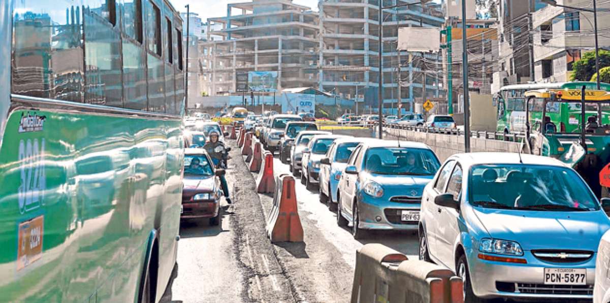 La construcci&oacute;n de un intercambiador cerca del Redondel del Ciclista ha complicado la circulaci&oacute;n por la zona. Foto: Miguel Jim&eacute;nez/ El Tel&eacute;grafo
