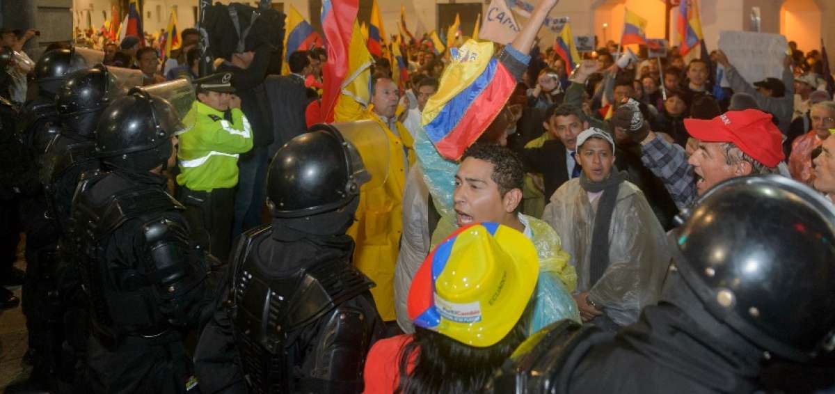 En las protestas de CREO-SUMA del mi&eacute;rcoles pasado, en Quito, los polic&iacute;as fueron insultados y agredidos.