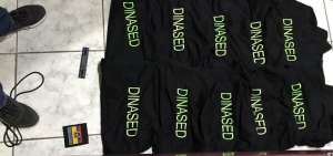 Entre los indicios recabados constan camisetas de la Dinased.
