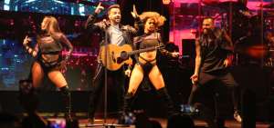 Luis Fonsi, acompa&ntilde;ado de sus bailarines, se movi&oacute; al rimo de &ldquo;Apaga la luz&rdquo;, &ldquo;Calypso&rdquo; y &ldquo;Despacito&rdquo;.
