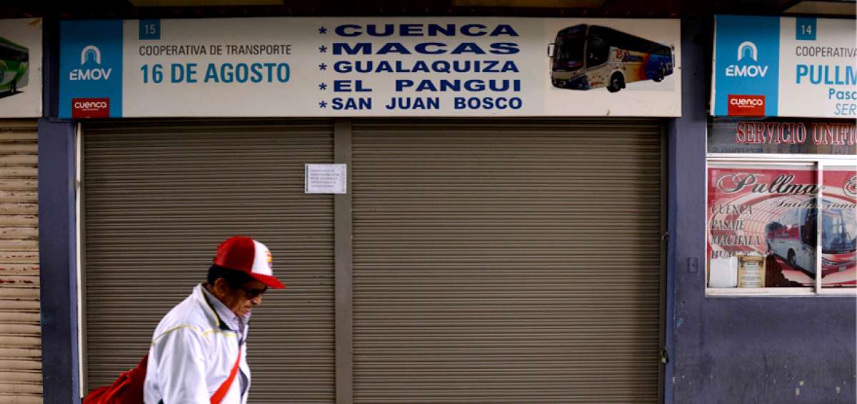En Cuenca los pasajeros optaron por el uso de busetas y carros informales que aprovecharon la paralizaci&oacute;n de la transportaci&oacute;n formal.