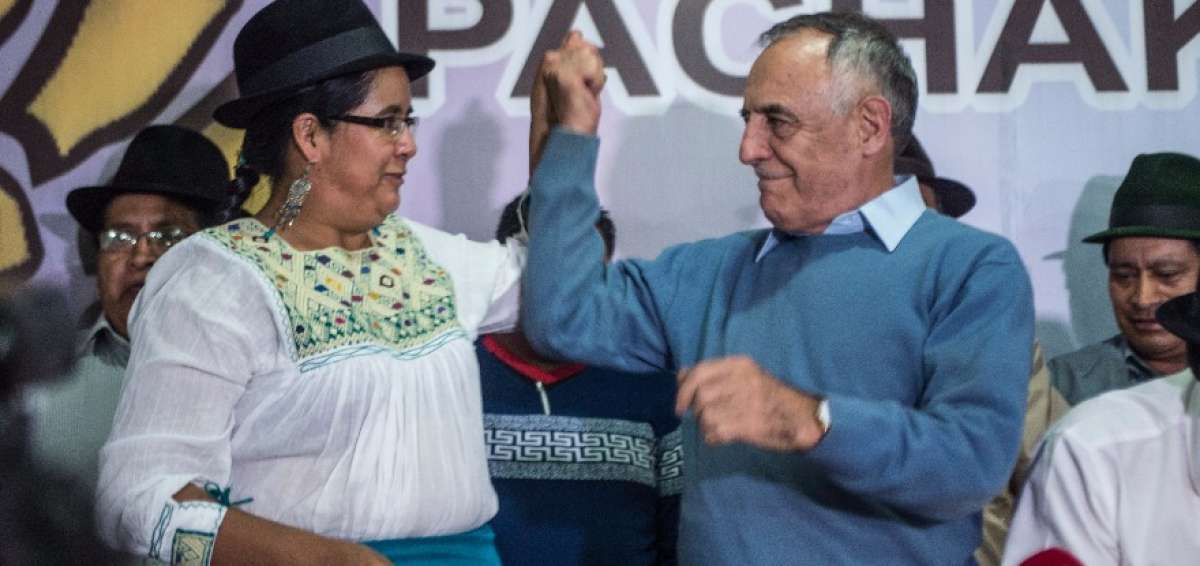 Lourdes Tib&aacute;n saluda con el precandidato Paco Moncayo, tras la decisi&oacute;n adoptada ayer por Pachakutik.