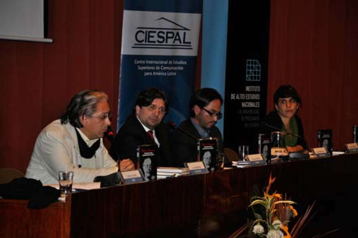 El soci&oacute;logo y economista mexicano Luis Arizmendi en la presentaci&oacute;n del libro que coordin&oacute; junto a Julio Pe&ntilde;a y Lillo y Eleder Pi&ntilde;eiro. Foto: Cortes&iacute;a CIESPAL