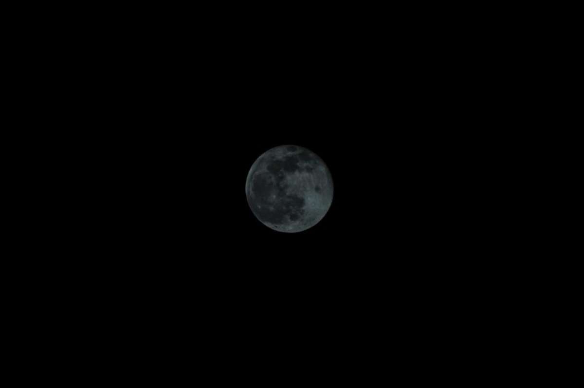 La Luna en el cielo de Quito. Foto: Miguel Jim&eacute;nez / El Tel&eacute;grafo 