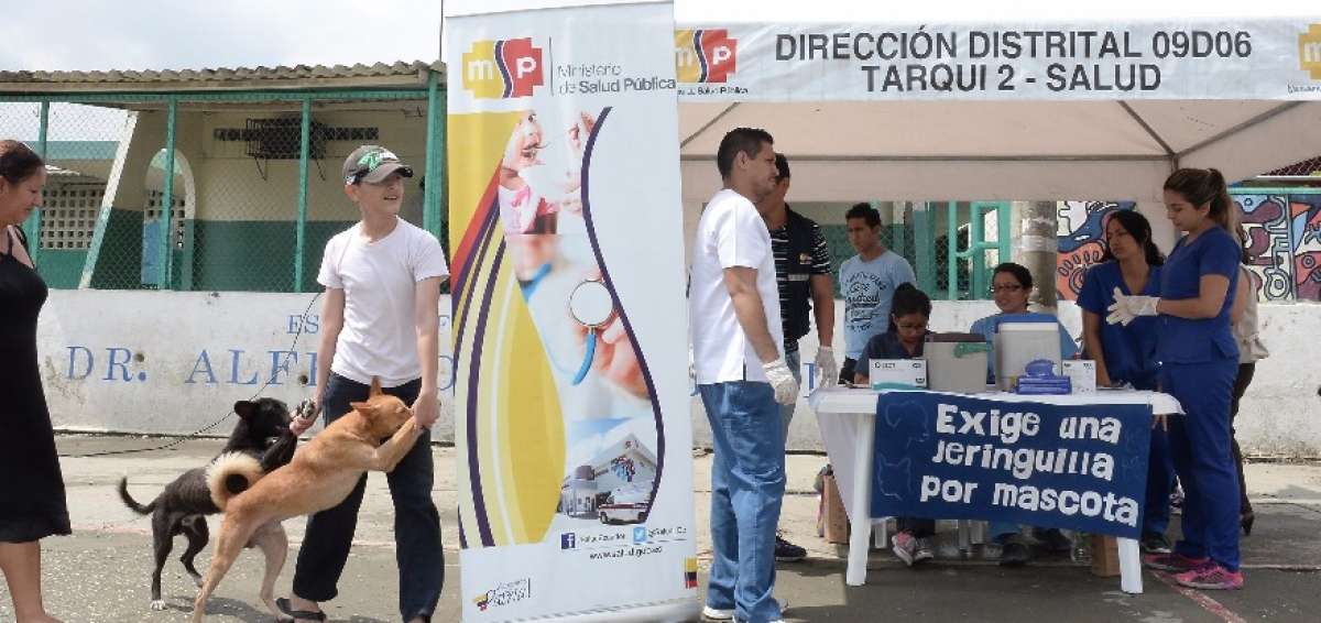 Los due&ntilde;os de perros y gatos acudieron a la jornada de vacunaci&oacute;n en la ciudadela Martha de Rold&oacute;s. All&iacute; ser&aacute;n inmunizadas 30.000 mascotas.        