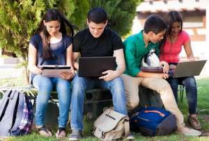 Desde 2023 ha implementado conexiones de fibra &oacute;ptica en escuelas y espacios comunitarios.