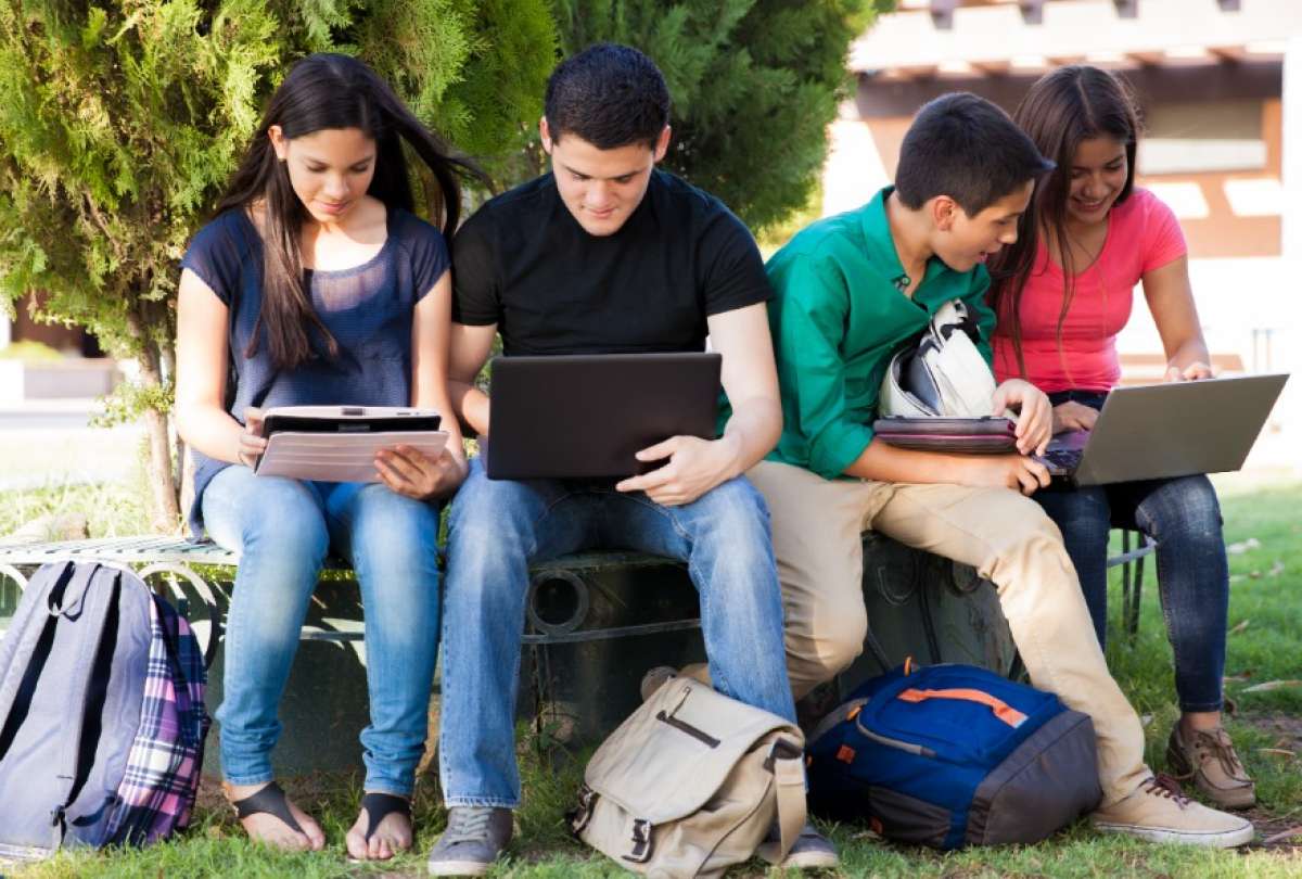 Desde 2023 ha implementado conexiones de fibra &oacute;ptica en escuelas y espacios comunitarios.