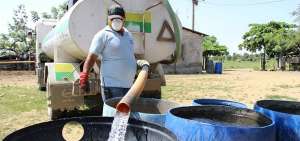 En los recintos del cant&oacute;n Samborond&oacute;n que no cuentan con redes de agua potable intradomiciliarias, se les suministra el elemento vital con tanqueros. 
