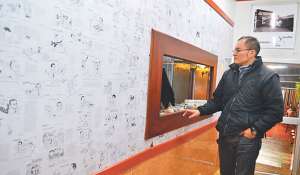 La entrada de La Casa Nuestra est&aacute; decorada con caricaturas de varios peri&oacute;dicos. Foto: Carlos Jim&eacute;nez / El Tel&eacute;grafo
