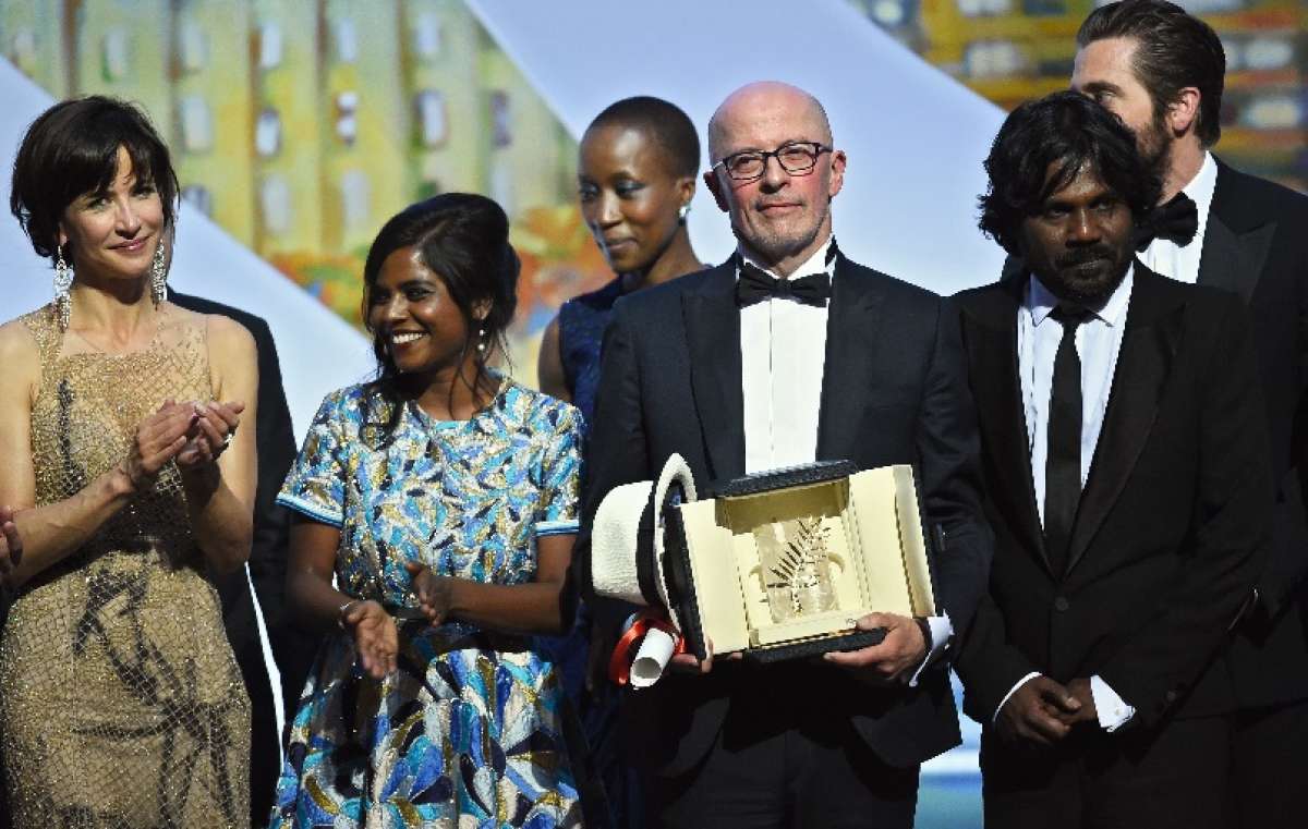 El cineasta franc&eacute;s Jacques Audiard posa junto con su reparto luego de la entrega de la Palma de Oro. FOTO: AFP 