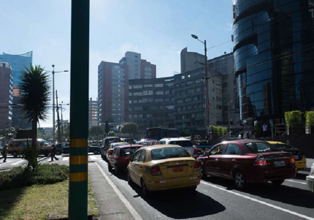 Las rutas de algunos de los buses urbanos en Quito cambi&oacute; de calles por cierre de v&iacute;as. Eso gener&oacute; un intenso tr&aacute;fico. Foto: Jhon Guevara/ EL TEL&Eacute;GRAFO.
