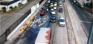 Ca&iacute;da de botellas de cerveza caus&oacute; congesti&oacute;n vehicular en Guayaquil