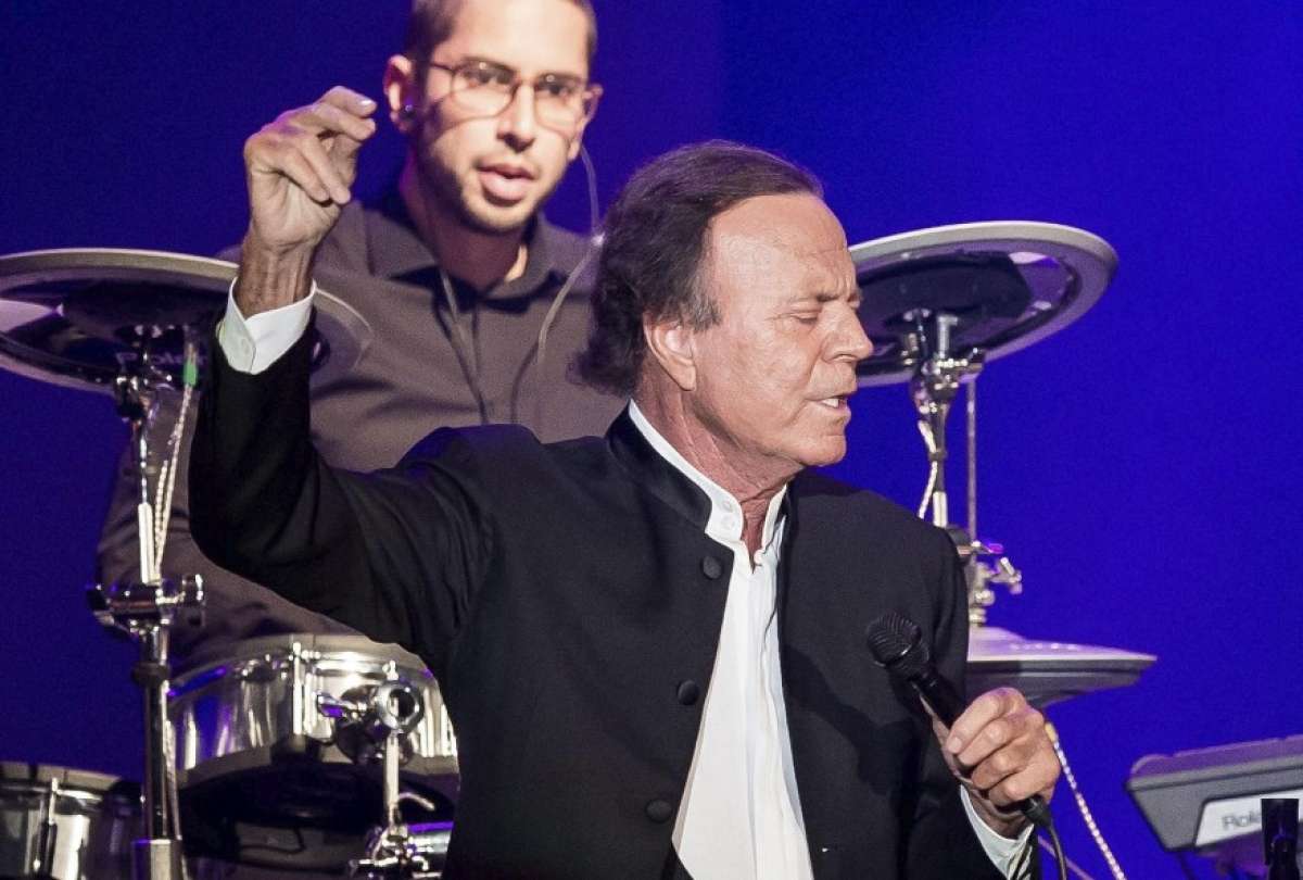 El cantante espa&ntilde;ol Julio Iglesias durante el concierto ofrecido en el Centennial Hall de Breslavia, Polonia el 2 de junio de 2016. EFE