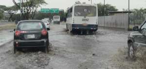 La av. Barcelona -cerca del ingreso al puente de la calle Portete- registr&oacute; problemas de tr&aacute;nsito debido a que el nivel de agua incit&oacute; a choferes a bajar la velocidad.
