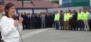 La ministra de Gobierno, Mar&iacute;a Paula Romo, se reuni&oacute; con los nuevos gendarmes de la Zona 8 en el Cuartel Modelo de Guayaquil.  