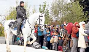 Alrededor de 1.000 migrantes son escoltados por agentes de la Polic&iacute;a de Eslovenia desde el cruce de la frontera con Croacia. Foto: AFP
