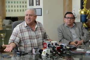 Luis Chiriboga (izq.) no estuvo presente en la reuni&oacute;n en Pastaza, pero ser&aacute; invitado para el 18 de octubre. Foto: Lylibeth Coloma.
