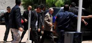 Eugenio Figueredo (de caf&eacute;), extitular de la Conmebol, es conducido a declarar ante una jueza y un fiscal uruguayos especializados en crimen organizado.