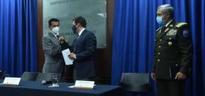 El ministro Patricio Pazmi&ntilde;o saluda al secretario Juan Sebasti&aacute;n Rold&aacute;n, en presencia del Comandante Patricio Carrillo.