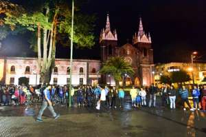 Tanto en el d&iacute;a como la noche, la bas&iacute;lica es el fondo de postales preferido por miles de visitantes. Foto: Roberto Ch&aacute;vez / El Tel&eacute;grafo