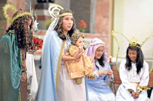 Ni&ntilde;os vestidos de &aacute;ngeles, mayorales, reyes magos, Mar&iacute;as y Jos&eacute;s, recorren desde ayer las calles de Cuenca en los tradicionales Pases del Ni&ntilde;o. Foto: Jos&eacute; Luis Llivisaca / El Tel&eacute;grafo 