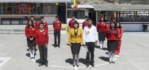 Los estudiantes destacados junto a la docente. Los maestros gu&iacute;an a los alumnos para que alcancen la excelenc