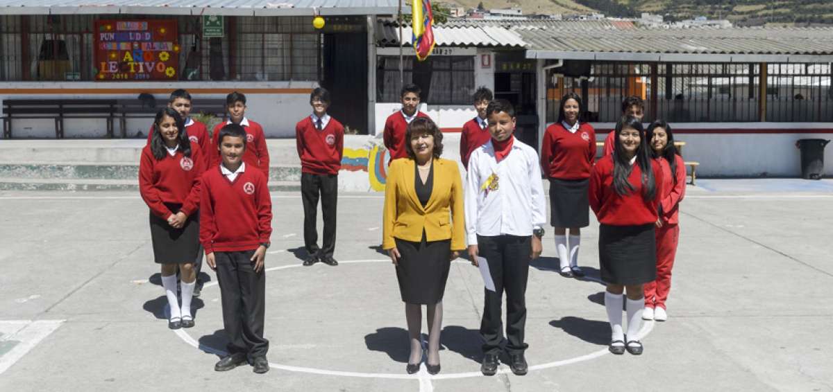 Los estudiantes destacados junto a la docente. Los maestros gu&iacute;an a los alumnos para que alcancen la excelenc
