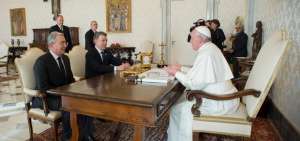 El Papa ayer logr&oacute; reunir en el Vaticano al presidente de Colombia, Juan Manuel Santos, y a su opositor, &Aacute;lvaro Uribe, para tratar el acuerdo de paz con las FARC.