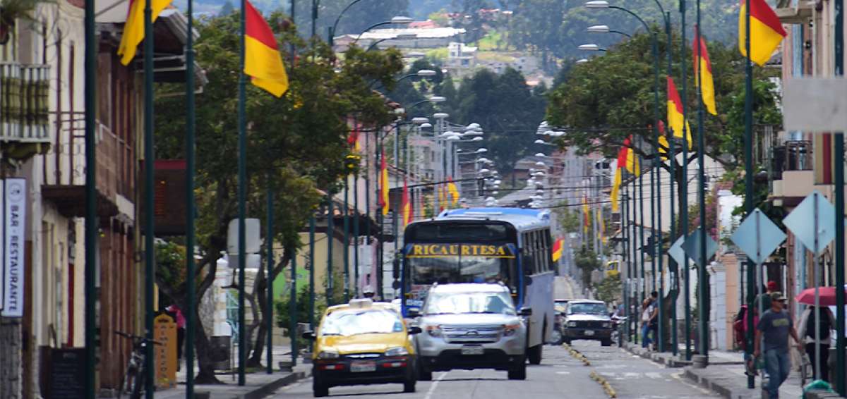 Las calles y avenidas de Cuenca lucen abanderadas. Seg&uacute;n las autoridades, se espera que a esta urbe lleguen miles de turistas en el puente vacacional.