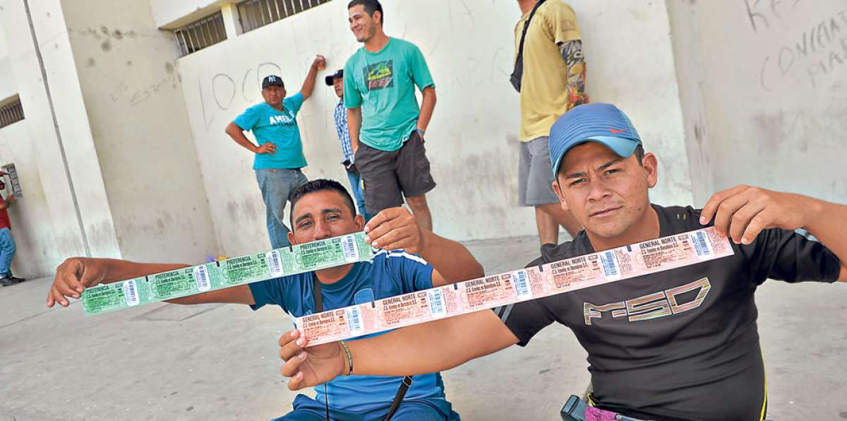 Los aficionados de distintas partes de la provincia llegaron para adquirir sus boletos para el Cl&aacute;sico. FOTO: RODOLFO P&Aacute;RRAGA / EL TEL&Eacute;GRAFO
