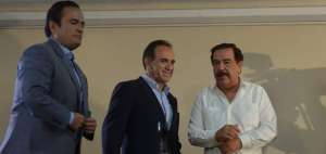 P&aacute;ul Carrasco (i), Ramiro Gonz&aacute;lez (c) y Jaime Nebot durante el &uacute;ltimo encuentro de La Unidad, la semana pasada en Guayaquil.