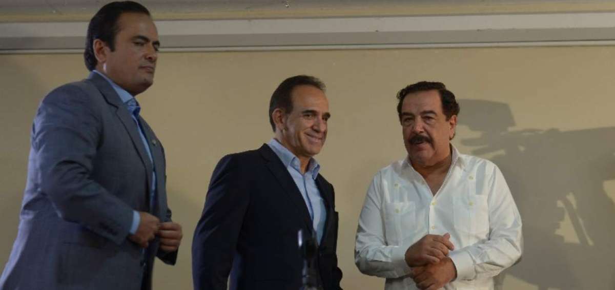 P&aacute;ul Carrasco (i), Ramiro Gonz&aacute;lez (c) y Jaime Nebot durante el &uacute;ltimo encuentro de La Unidad, la semana pasada en Guayaquil.