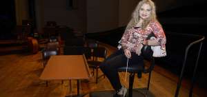 Vela es la directora titular de la Orquesta Sinf&oacute;nica de Loja desde 2012. Considera que esta agrupaci&oacute;n se ha convertido en pilar de la cultura lojana. 