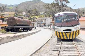 El paseo a bordo del autoferro dura unos 20 minutos. Los visitantes pueden observar, adem&aacute;s del pueblo, paisajes y conocer las ruinas de la &eacute;poca de los ca&ntilde;aris. Foto: Ministerio deTurismo