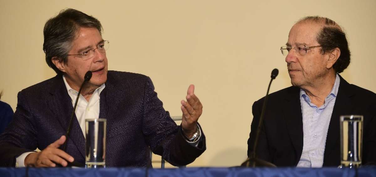 Guillermo Lasso (i) en una rueda de prensa junto con el expresidente Osvaldo Hurtado. 