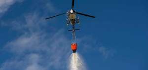En la campa&ntilde;a de prevenci&oacute;n se demostr&oacute; c&oacute;mo opera un helic&oacute;ptero con un 'bambi bucket'.