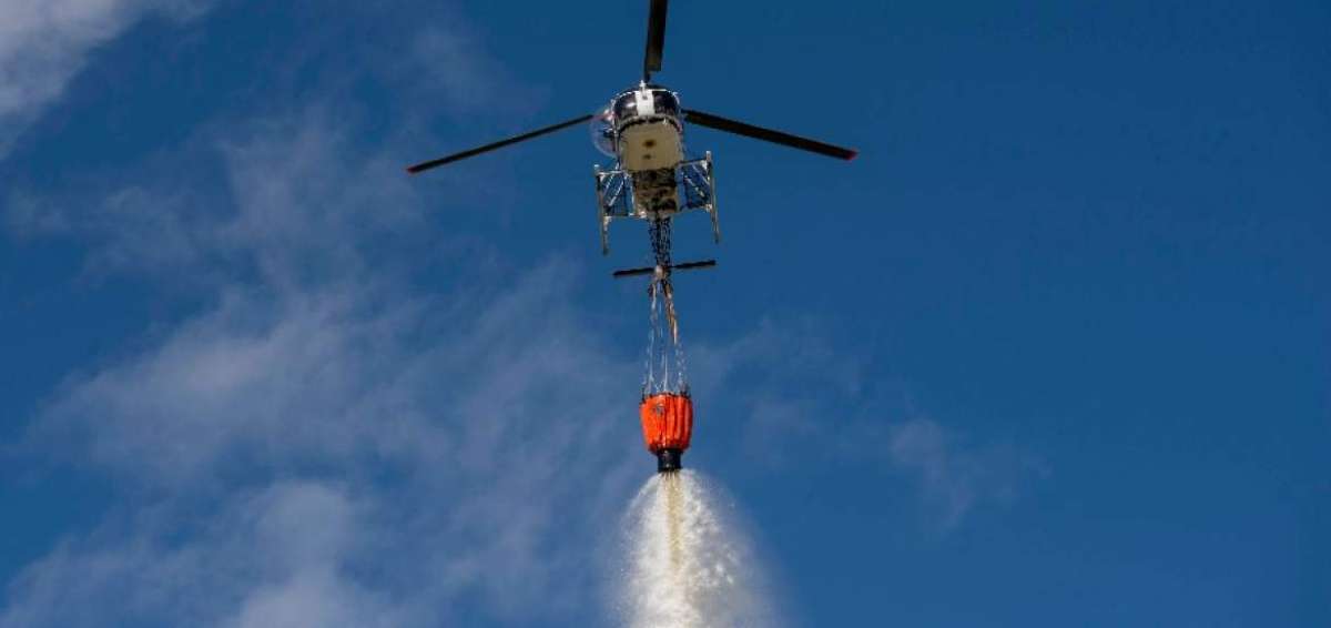 En la campa&ntilde;a de prevenci&oacute;n se demostr&oacute; c&oacute;mo opera un helic&oacute;ptero con un 'bambi bucket'.
