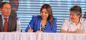 El presidente ejecutivo del Banco del Pac&iacute;fico, Efra&iacute;n Vieira (i) y la vicepresidenta Mar&iacute;a Alejandra Vicu&ntilde;a durante la firma del convenio.