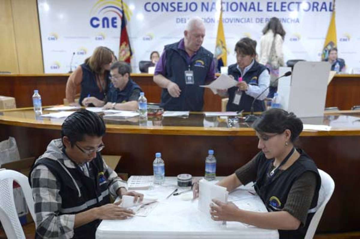 En la Junta Provincial de Pichincha  se realiza el reconteo de actas rezagadas.