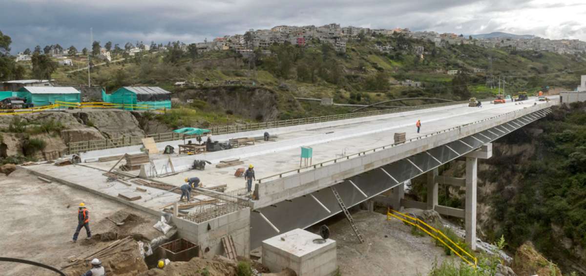 La conexi&oacute;n de la av. Sim&oacute;n Bol&iacute;var y la v&iacute;a Mitad del Mundo est&aacute; prevista que est&eacute; concluida totalmente a finales de mayo.