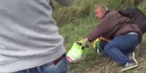 El v&iacute;deo del emigrante Osama Abdul Mohsen, huyendo de la polic&iacute;a h&uacute;ngara con su hijo Zaid en brazos y cayendo al suelo despu&eacute;s que la reportera le zancadilleara, hab&iacute;a dado la vuelta al mundo el pasado 9 de septiembre. Foto: Archivo