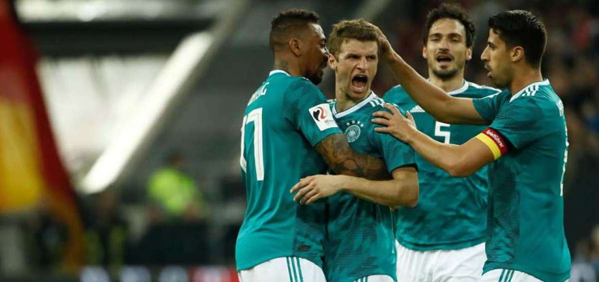 L&ouml;w agradeci&oacute; a Boateng (izquierda), M&uuml;ller (centro) y Hummels (5) por muchos a&ntilde;os exitosos y extraordinarios. Khedira tambi&eacute;n aparece en la foto. 