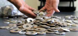 Son cientos de arandelas, monedas de otros pa&iacute;ses y dem&aacute;s objetos que depositan como pago los pasajeros.