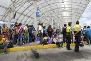 Ajetreo de turistas en terminales de Quito, tras 3 d&iacute;as de feriado