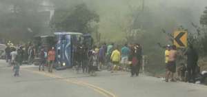 El bus con los hinchas del Barcelona S.C. se volc&oacute; tras quedarse sin frenos en la v&iacute;a Cuenca-Molleturo.