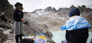 Una monta&ntilde;era vestida de duelo cerca del glaciar Pizol, en una ceremonia de duelo, en septiembre pasado, por el deshielo que afecta a los heleros.